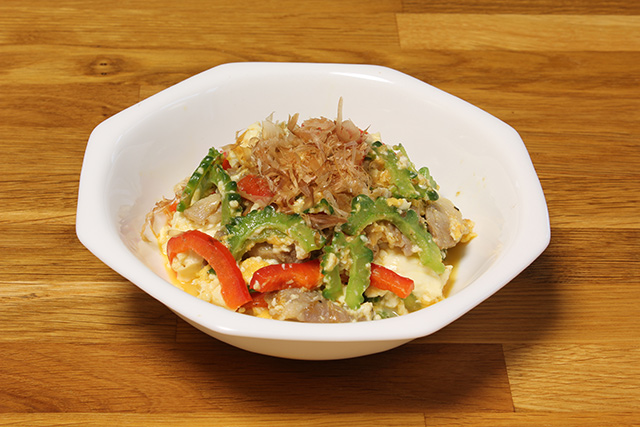 皿に盛られた塩豚のゴーヤチャンプルー