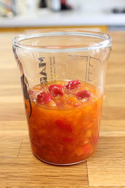 完熟ゴーヤのジャムが入った広口瓶