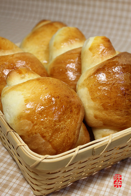 駕篭に入った、バターロール６つ