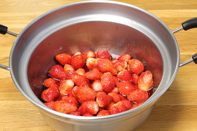 砂糖が溶けいちごから水がでている