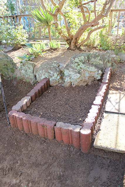 新たな花壇が作られ土が敷き詰められている