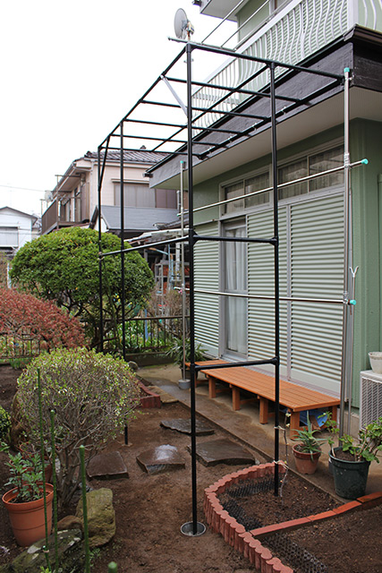濡れ縁の前の庭にイレクターで棚状にフレームが組まれている