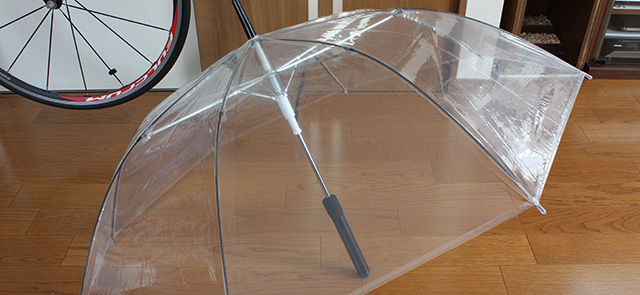 柄を短く切られたビニール傘