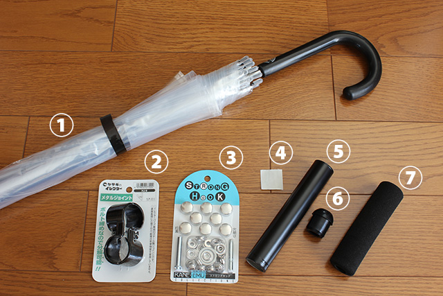 ビニール傘、イレクター、ストロングホック、自転車パンク修理用パッチ、イレクター　パイプ、イレクター　ゴムインナー、スポンジグリップなどが床に並べられている