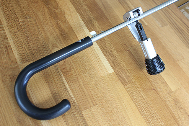 パイプカッターで切られる傘の柄 