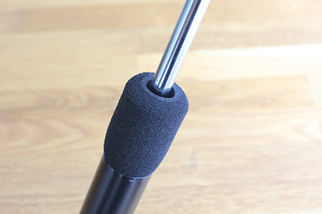 パイプを奥まで差し込まれたスポンジグリップ