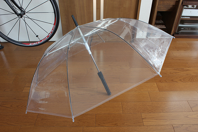 柄の加工が終わったビニール傘が床に広げられている