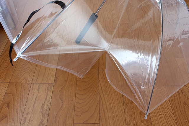 傘のビニールに切れ目が入っている