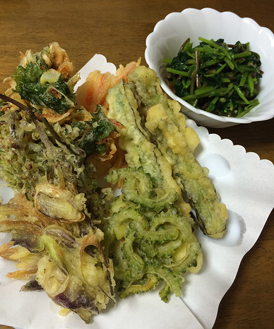 シカクマメとゴーヤ、茗荷、つるむらさきの花、シソのかき揚げ、にんじんの天ぷら、脇の小鉢につるむらさきの辛子醤油あえ